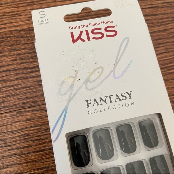 NWTs Kiss | Gel Fantasy Collection Black Short Press on Nails - Picture 2 of 3